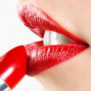 red-lipstick-skin-tone_thumb-L